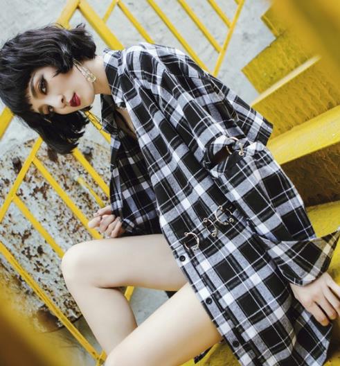 新款一字领印花衬衫的多种搭配：打造青春甜美风