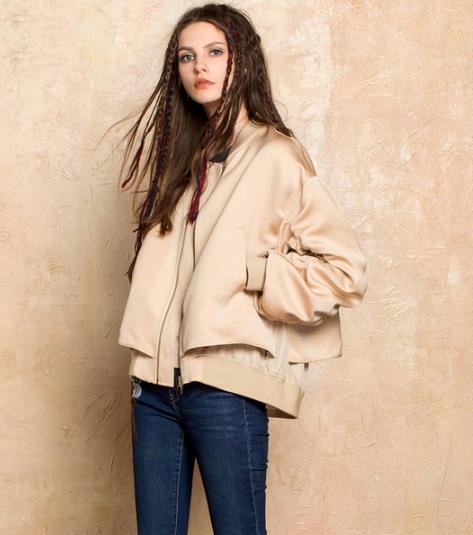 巨流行时尚荷叶边露肩风衣搭配：演绎秋日柔媚娇俏