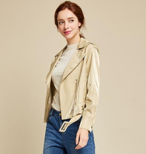 巨流行时尚荷叶边露肩风衣搭配：演绎秋日柔媚娇俏