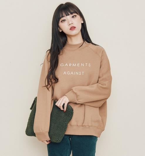 巨流行时尚荷叶边露肩风衣搭配：演绎秋日柔媚娇俏