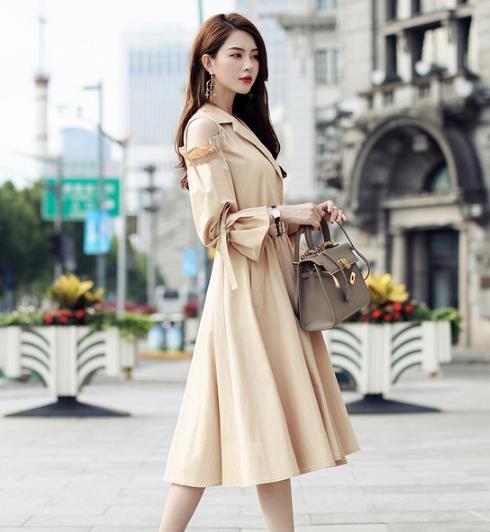 巨流行时尚荷叶边露肩风衣搭配：演绎秋日柔媚娇俏