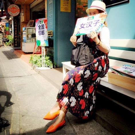 真皮系带平底小白鞋怎么搭配裤装：简单百搭休闲风