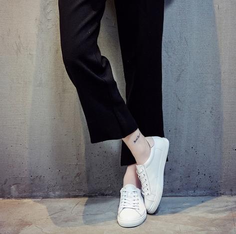 真皮系带平底小白鞋怎么搭配裤装：简单百搭休闲风