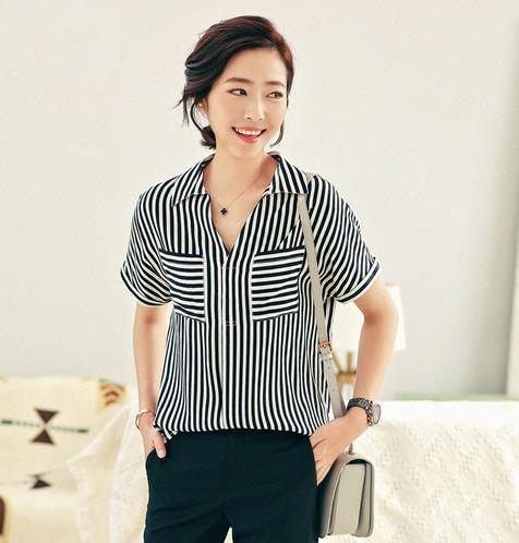 2017流行什么衬衫：大V领条纹针织衫才是最流行