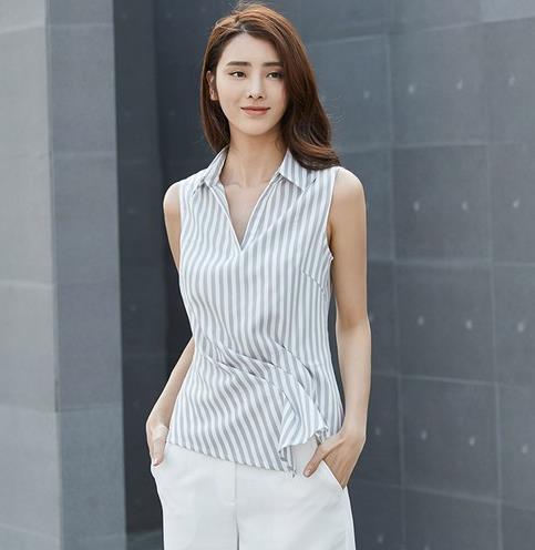 2017流行什么衬衫：大V领条纹针织衫才是最流行