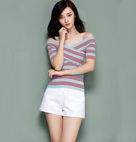 2017流行什么衬衫：大V领条纹针织衫才是最流行