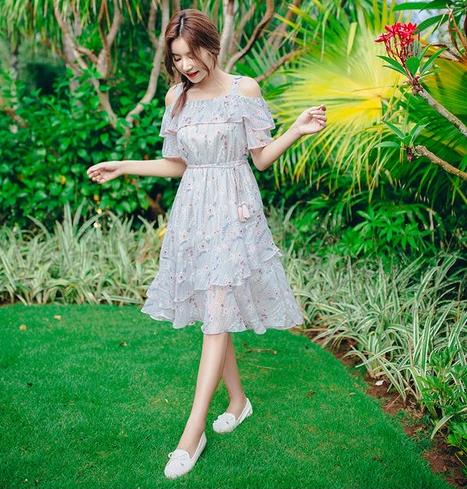 什么鞋子搭配碎花吊带连衣裙才好看：5款连衣裙推荐