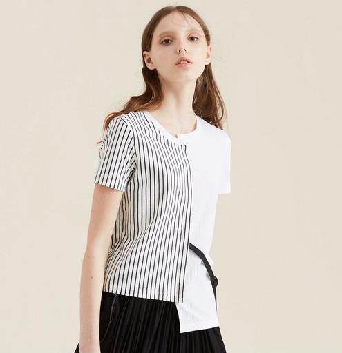 高腰百褶裙搭配灯笼袖V领上衣：5款彰显大长腿（图）