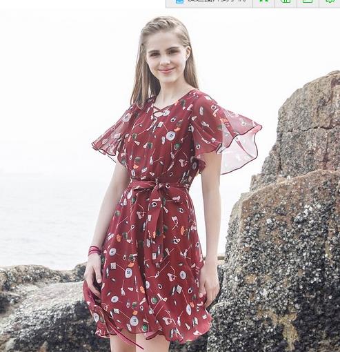 不费力就出彩5款木耳边纯色衬衫搭配：既性感又得体