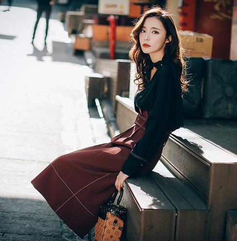 蝙蝠袖条纹拼接T恤怎么搭配外套：凸显青春活泼(图)