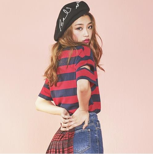 蝙蝠袖条纹拼接T恤怎么搭配外套：凸显青春活泼(图)