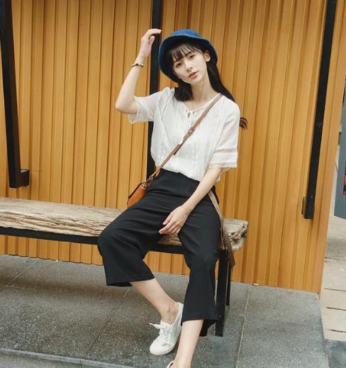 阔腿裤搭配蕾丝镂空系带衬衫：打造落落大方女人味