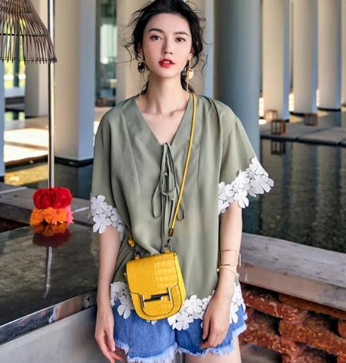 阔腿裤搭配蕾丝镂空系带衬衫：打造落落大方女人味