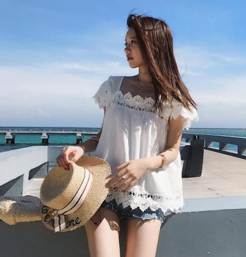 阔腿裤搭配蕾丝镂空系带衬衫：打造落落大方女人味