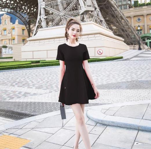 小个子高腰连衣裙搭配：穿出大长腿的既视感