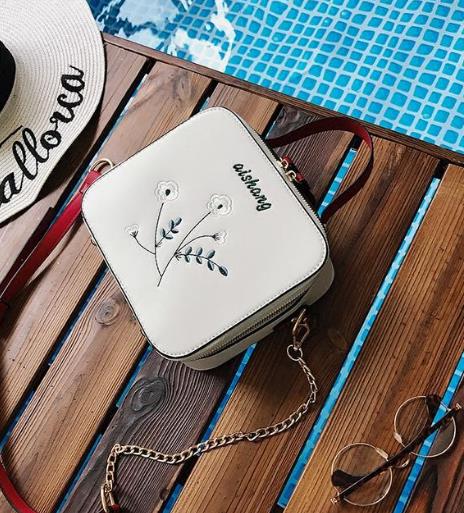 今年流行的单肩链条包:时髦美感链条包推荐(图) 今年流行的单肩链条包:时髦美感链条包推荐(图)