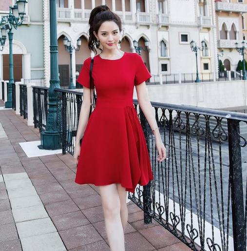 小个子高腰连衣裙搭配：穿出大长腿的既视感