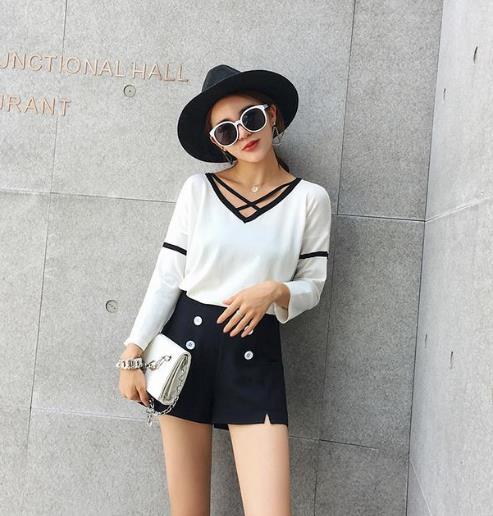 百搭V领打底衫怎么搭配下装：5款打底衫性感迷人