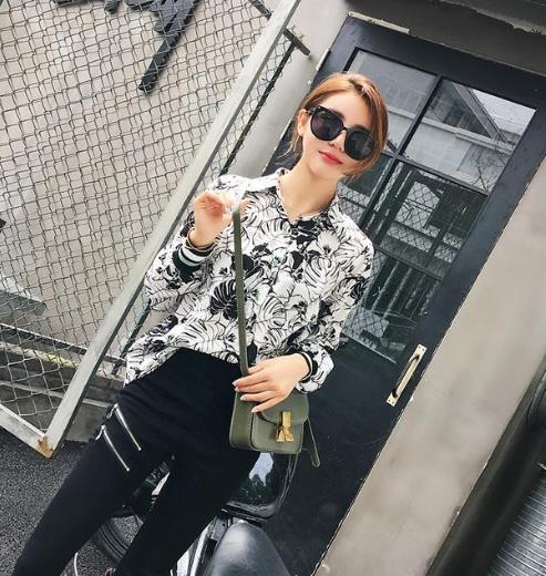 百搭V领打底衫怎么搭配下装：5款打底衫性感迷人