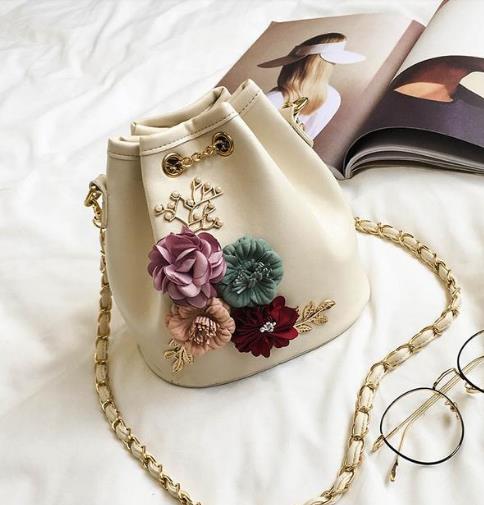 复古锁扣链条小方包搭配:干练气质小方包分享(图) 复古锁扣链条小方包搭配:干练气质小方包分享(图)