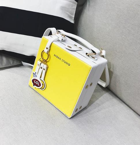 复古锁扣链条小方包搭配:干练气质小方包分享(图) 复古锁扣链条小方包搭配:干练气质小方包分享(图)