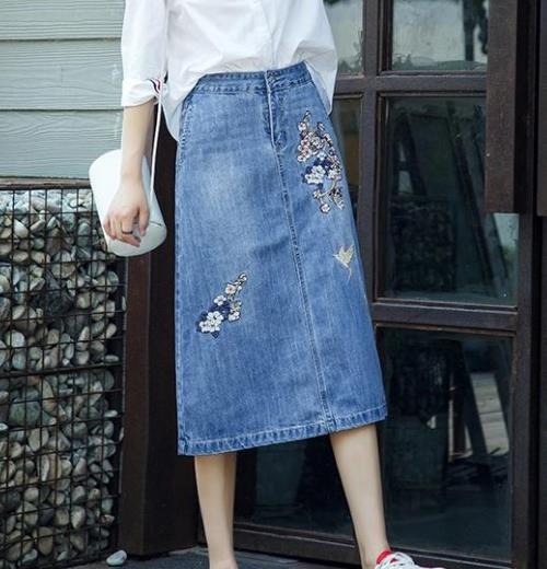 复古绣花牛仔裙怎么搭配上衣好看：5款洋气又减龄