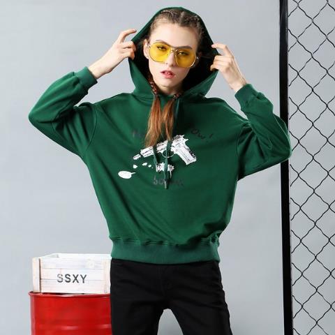 刺绣宽松套头卫衣怎么搭配裤装：甜美文艺范儿（图）