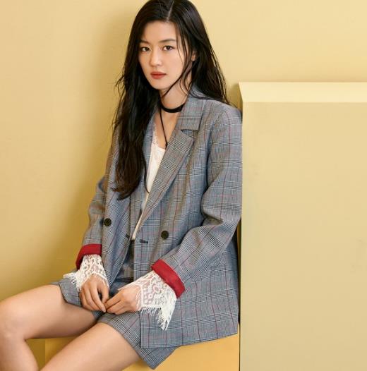 卫衣搭配中长格子风衣：5款风衣唯美复古英伦风（图）