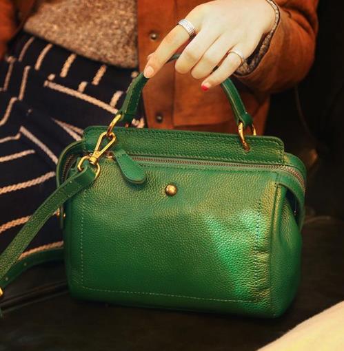 修身显瘦纯色T恤怎么搭配下装：4款T恤百搭好驾驭