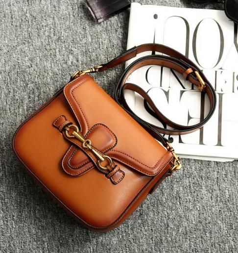 修身显瘦纯色T恤怎么搭配下装：4款T恤百搭好驾驭