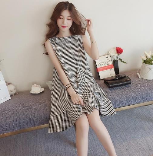 手拿包搭配无袖吊带连衣裙：打造娇媚的女人感（图)