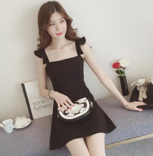 手拿包搭配无袖吊带连衣裙：打造娇媚的女人感（图)