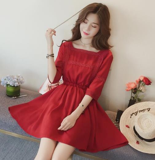 手拿包搭配无袖吊带连衣裙：打造娇媚的女人感（图)