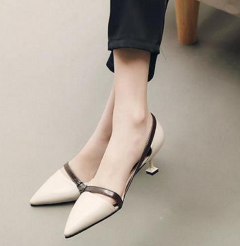 谁说高跟鞋越高越好看：这几款猫跟鞋美出一片天
