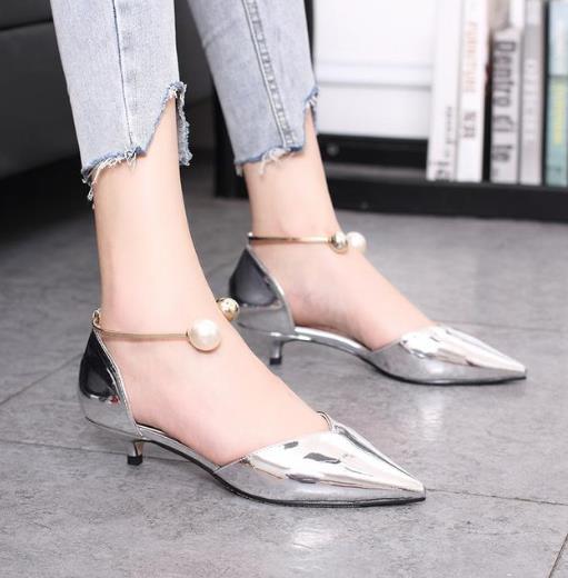 谁说高跟鞋越高越好看：这几款猫跟鞋美出一片天