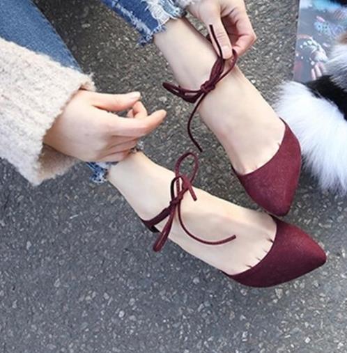 这几款时尚尖头平底交叉绑带凉鞋：彰显大长腿（图）