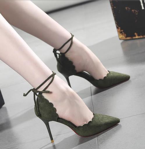 这几款时尚尖头平底交叉绑带凉鞋：彰显大长腿（图）