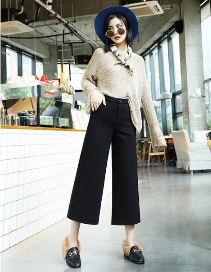 吊带衫搭配条纹阔腿长裤:彰显经典的性感高街范 吊带衫搭配条纹阔腿长裤:彰显经典的性感高街范