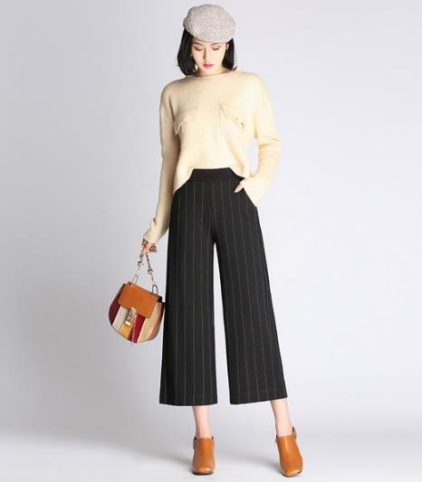 吊带衫搭配条纹阔腿长裤:彰显经典的性感高街范 吊带衫搭配条纹阔腿长裤:彰显经典的性感高街范
