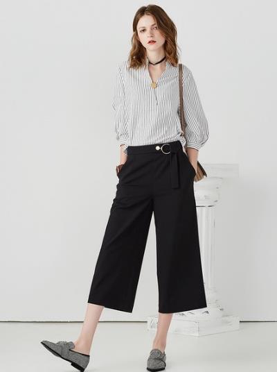 吊带衫搭配条纹阔腿长裤:彰显经典的性感高街范 吊带衫搭配条纹阔腿长裤:彰显经典的性感高街范