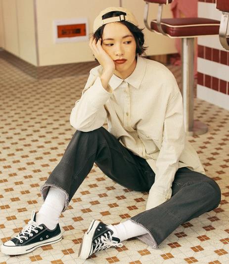 吊带衫搭配条纹阔腿长裤：彰显经典的性感高街范