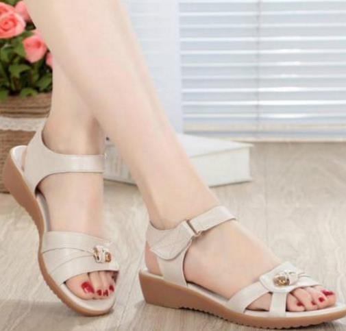 鱼嘴真皮妈妈凉鞋搭配：时尚好穿不累脚（图）