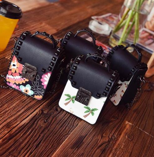 斜挎迷你链条包搭配:简约链条包彰显时尚潮流(图) 斜挎迷你链条包搭配:简约链条包彰显时尚潮流(图)