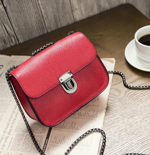 斜挎迷你链条包搭配:简约链条包彰显时尚潮流(图) 斜挎迷你链条包搭配:简约链条包彰显时尚潮流(图)