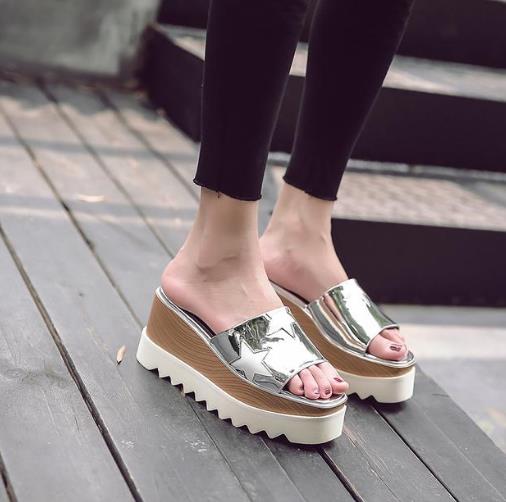 厚底坡跟松糕凉鞋拯救矮个子：显高又不失优雅（图)