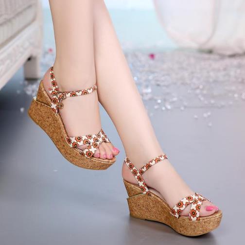 厚底坡跟松糕凉鞋拯救矮个子：显高又不失优雅（图)