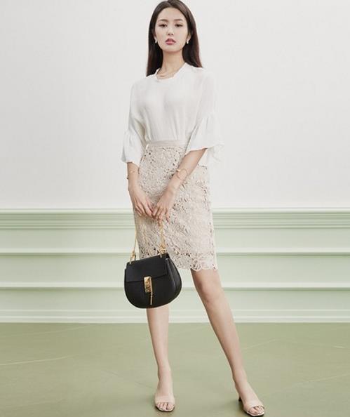 链条包搭配蕾丝镂空包臀裙:打造时尚女人味(图) 链条包搭配蕾丝镂空包臀裙:打造时尚女人味(图)