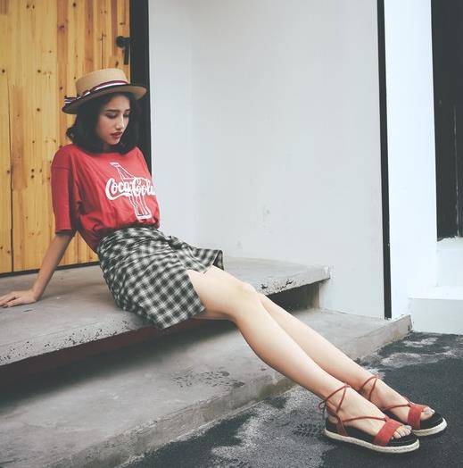 简约松糕凉鞋搭配：夏日一双凉鞋就够了（图）