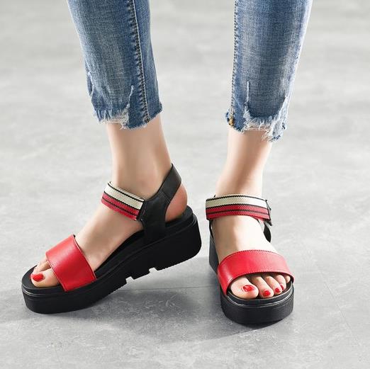 简约松糕凉鞋搭配：夏日一双凉鞋就够了（图）