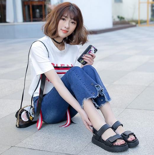 简约松糕凉鞋搭配：夏日一双凉鞋就够了（图）